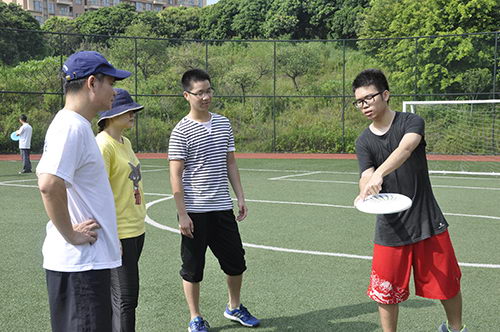 組長傳授技巧，隊員們認(rèn)真學(xué)習(xí)..