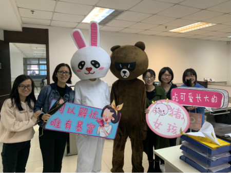 財(cái)務(wù)部的女神們看來(lái)都很喜歡我們的男團(tuán)哦