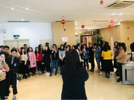 快點(diǎn)排隊(duì)啊！抽獎(jiǎng)開(kāi)始啦